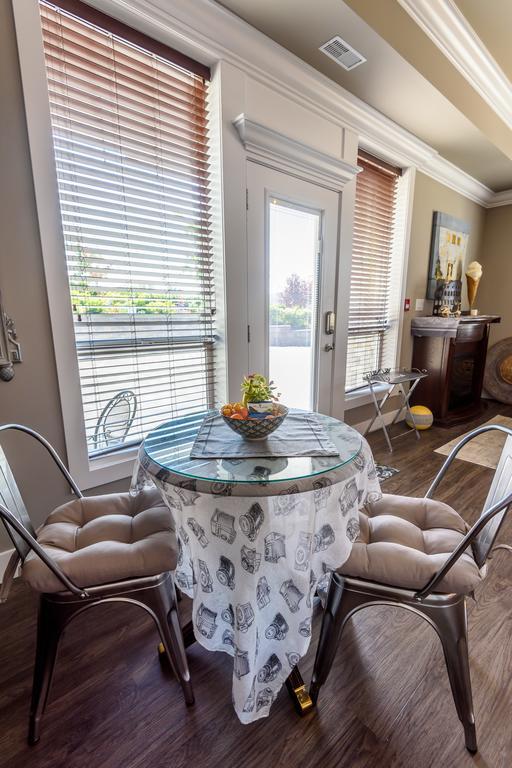 Brookside Inn Boutique Hotel أبوتسفورد المظهر الخارجي الصورة
